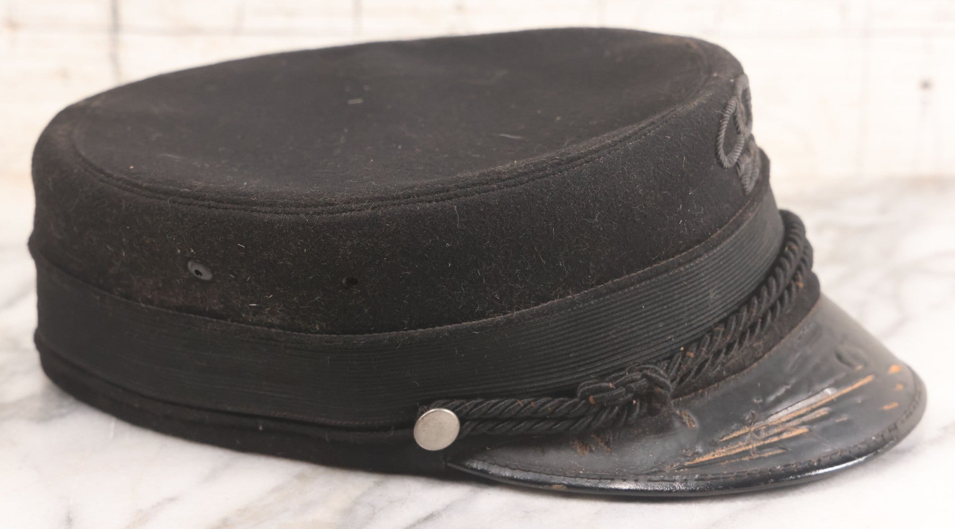 Lot 017 - Antique Odd Fellows I.O.O.F. Lodge No. 223 Uniform Cap With Three Links Motif Manufactured By H.D. Bowker, Milford, Massachusetts, Size 7-1/8, Marked "Shawmade," Note Wear To Visor