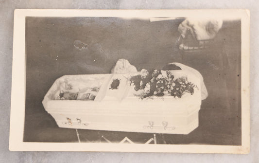 Lot 041 - Antique Post Mortem Snapshot Photograph Of A Deceased Infant In White Casket With Plaque And Flowers