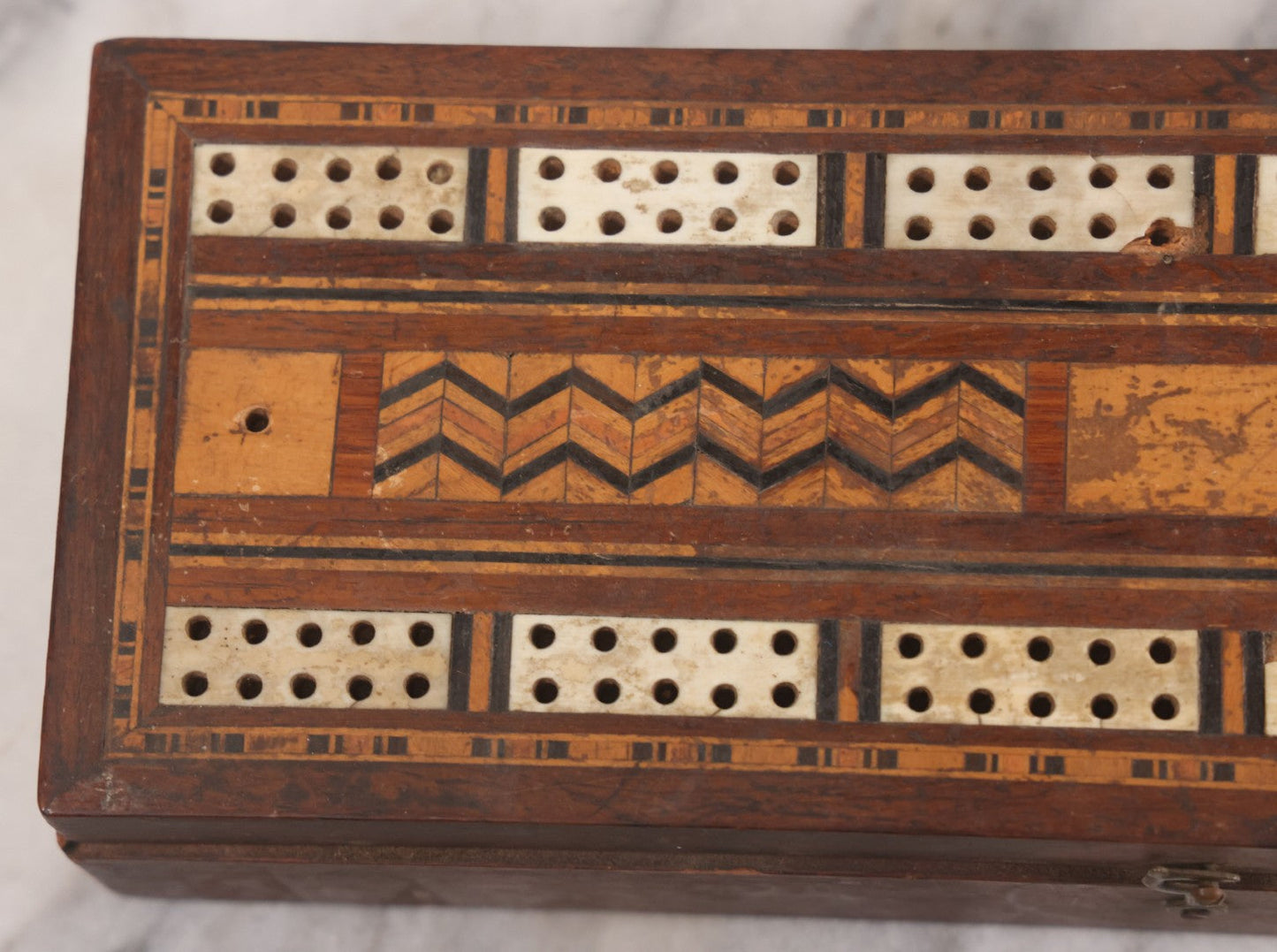 Lot 049 - Antique Inlaid Cribbage Board Box With Zig-Zag Pattern, Bone Inlay, Other Decorations, Red Velvet Interior With Center Compartment, Note Losses