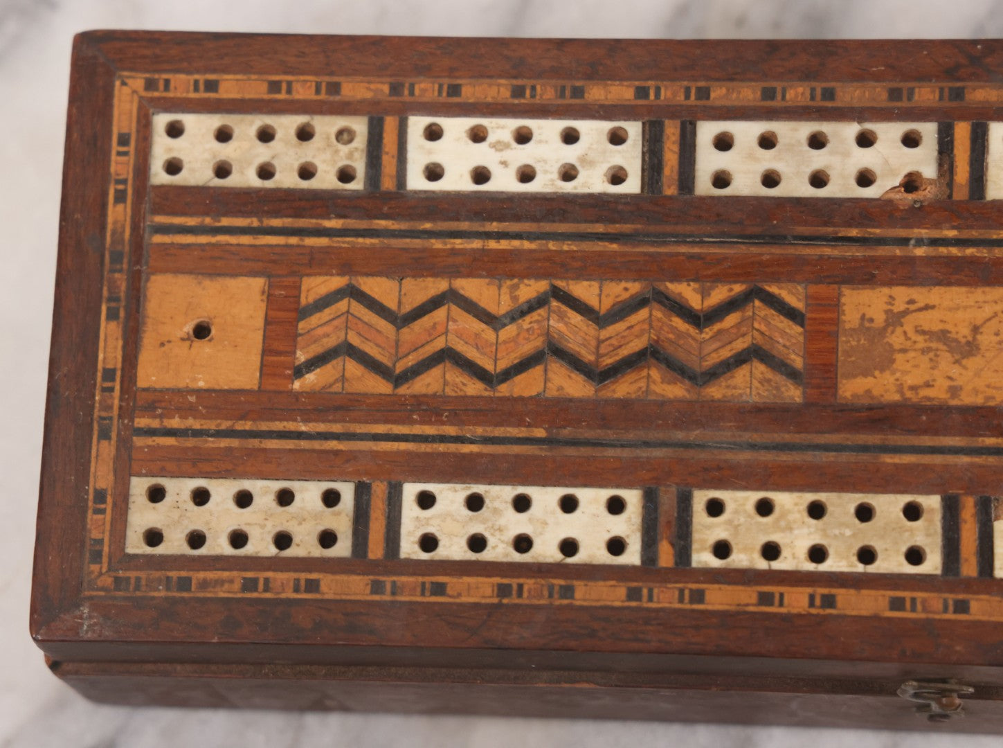 Lot 049 - Antique Inlaid Cribbage Board Box With Zig-Zag Pattern, Bone Inlay, Other Decorations, Red Velvet Interior With Center Compartment, Note Losses