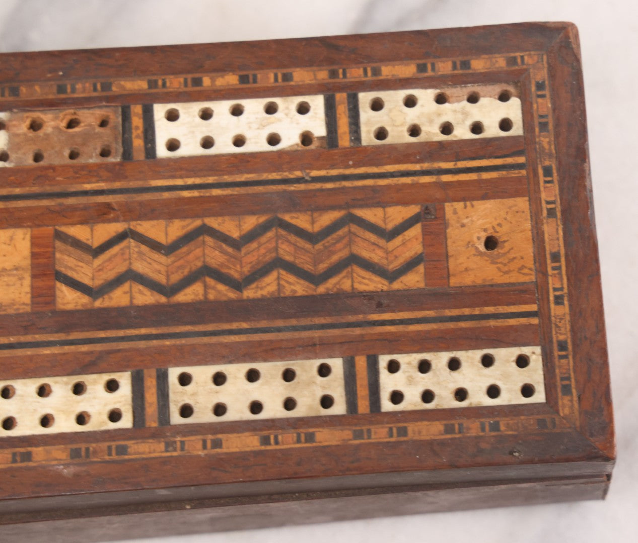 Lot 049 - Antique Inlaid Cribbage Board Box With Zig-Zag Pattern, Bone Inlay, Other Decorations, Red Velvet Interior With Center Compartment, Note Losses