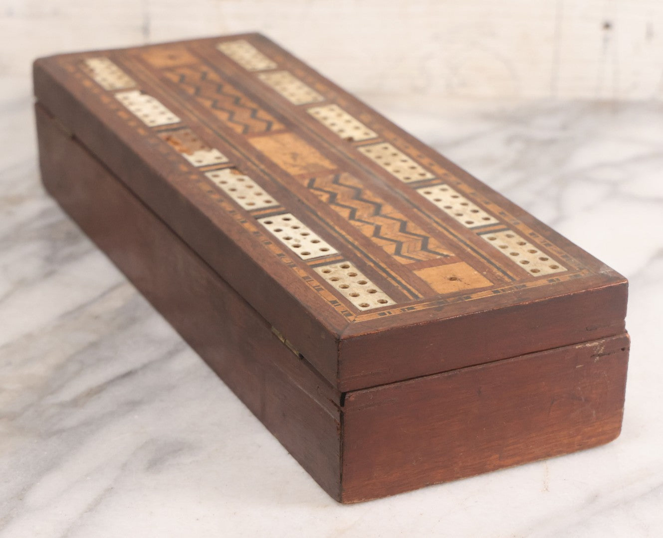 Lot 049 - Antique Inlaid Cribbage Board Box With Zig-Zag Pattern, Bone Inlay, Other Decorations, Red Velvet Interior With Center Compartment, Note Losses