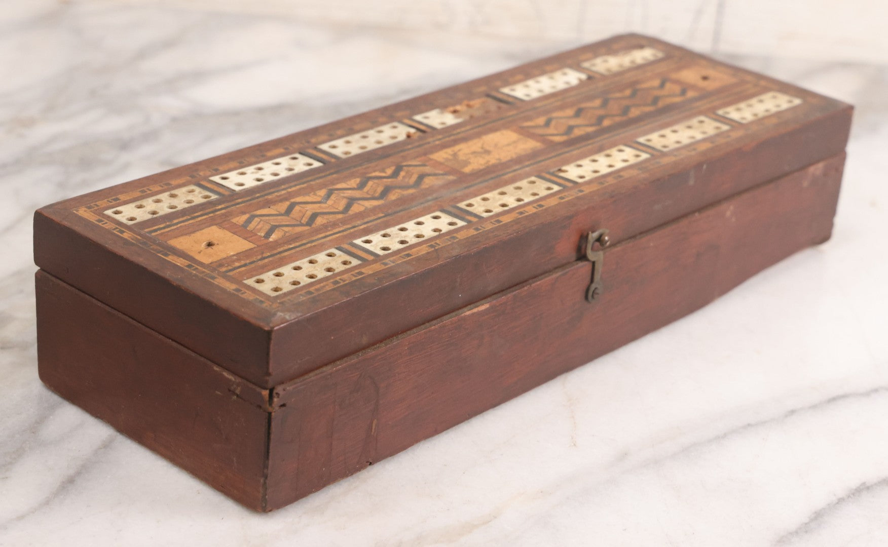 Lot 049 - Antique Inlaid Cribbage Board Box With Zig-Zag Pattern, Bone Inlay, Other Decorations, Red Velvet Interior With Center Compartment, Note Losses