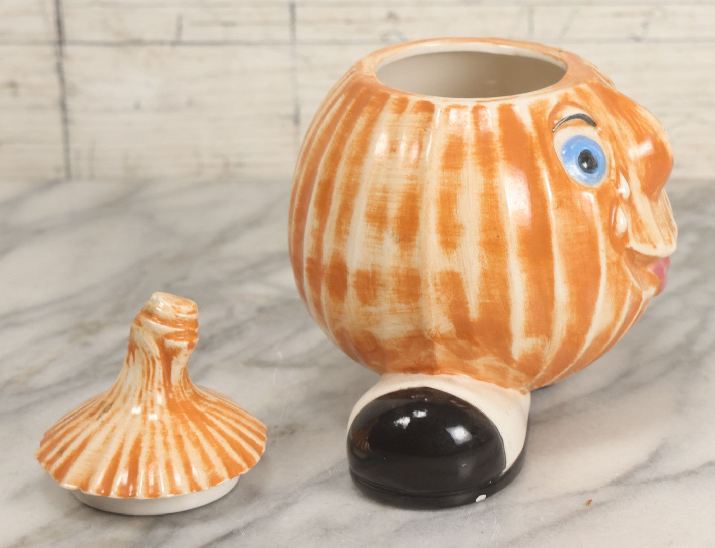Lot 043 - Vintage Ceramic Anthropomorphic Onion Kitchen Jar, Copyright Gare Inc. 1973, 6" Height