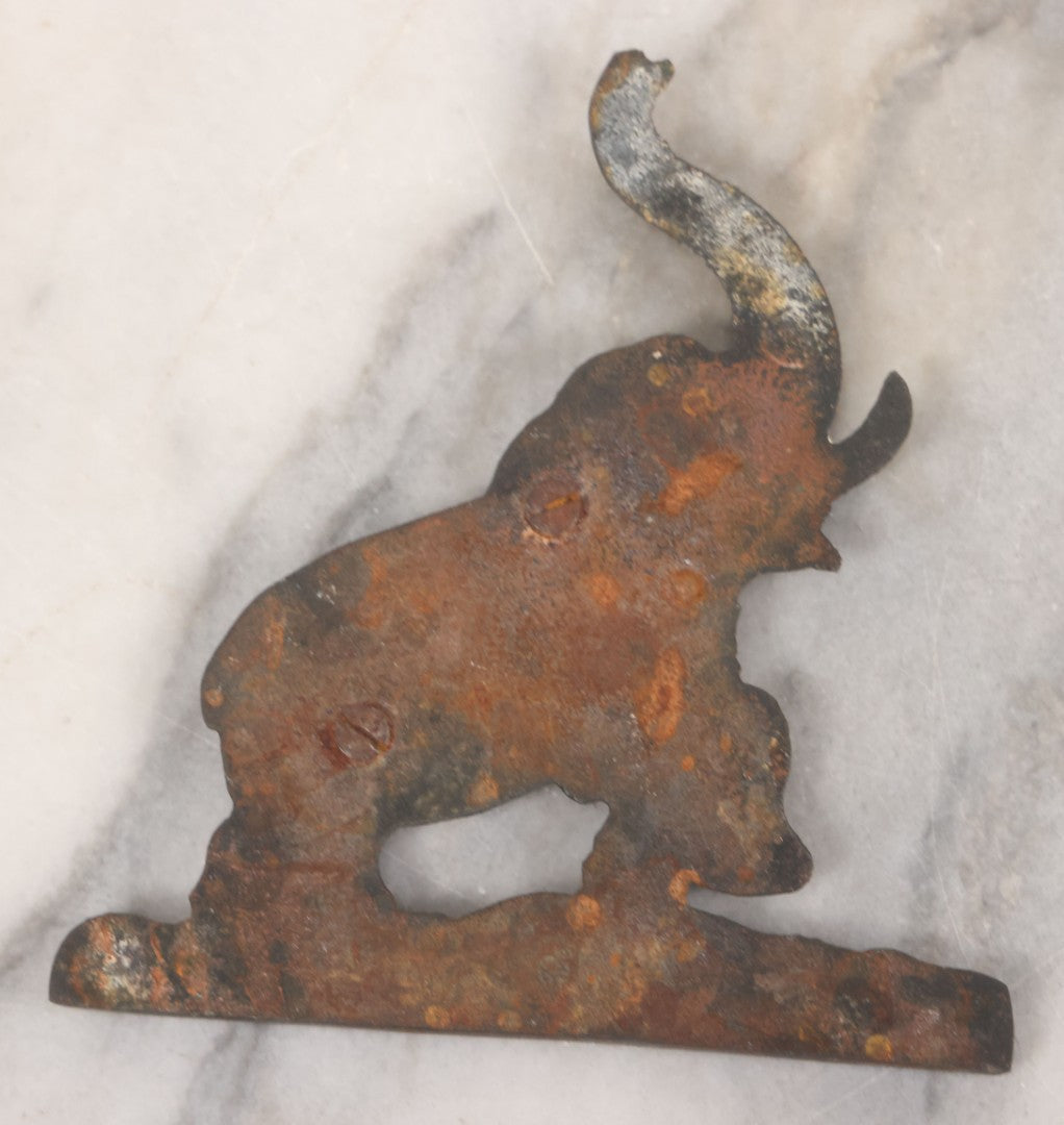 Lot 040 - Pair Of Vintage Cast Iron Figural Elephant Ornaments With Original Patina