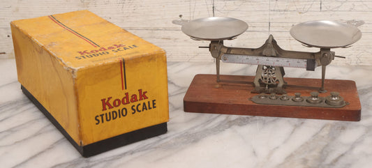 Lot 067 - Vintage Kodak Studio Scale For Photographic Purposes, Complete With Trays And All Weights, In Original Box, Made By Eastman Kodak Co., Rochester, New York