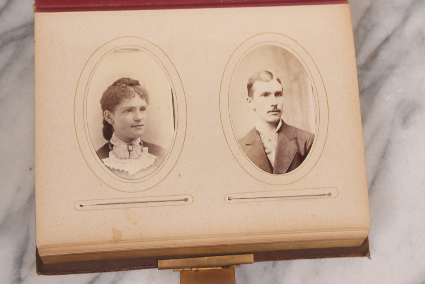 Lot 089 - Antique Leather Cabinet Card Photo Album With Engraved Metal Clasp "Bertha", Containing 6 Cabinet Card And 67 Carte De Visite C.D.V. Photos