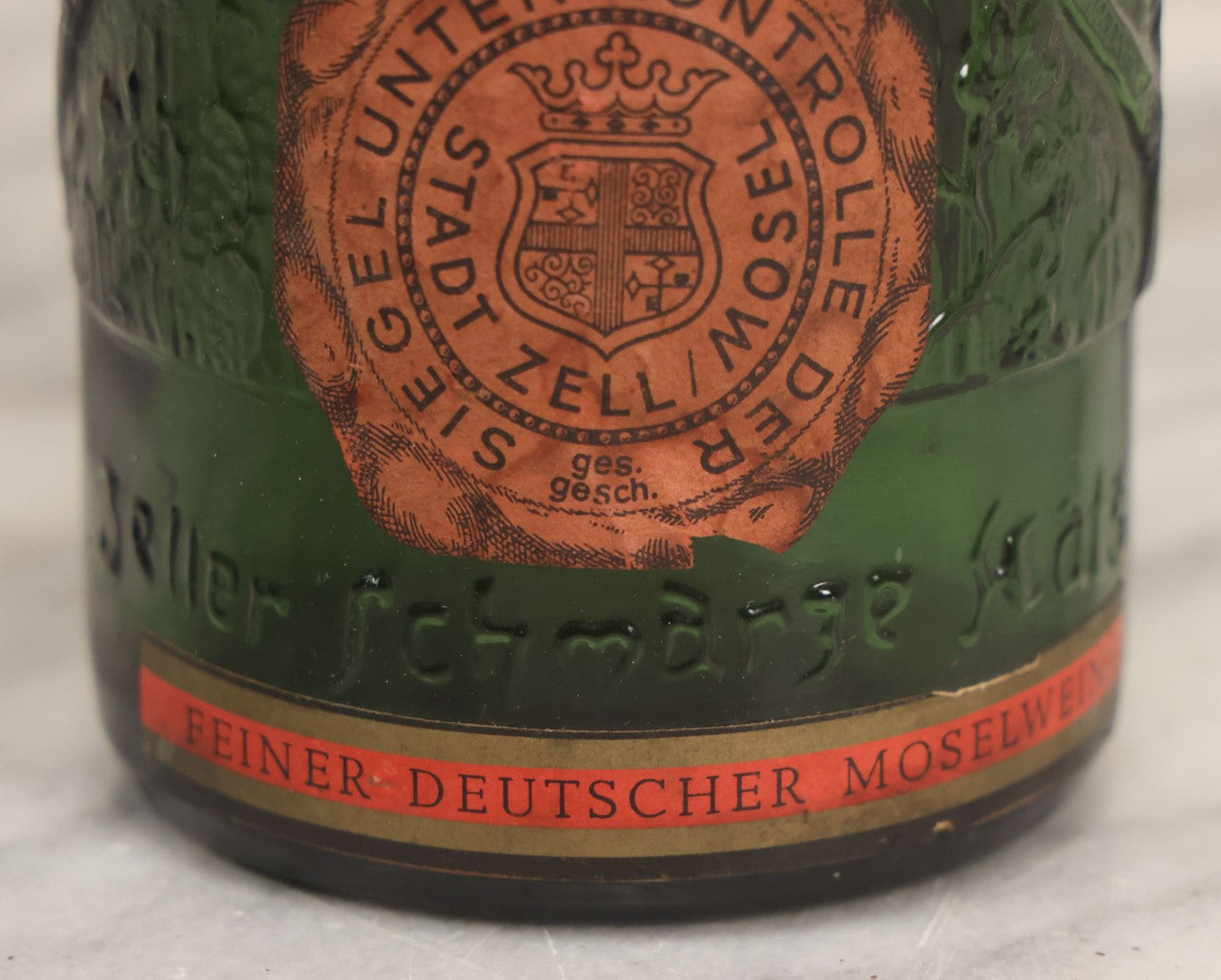 Lot 043 - Vintage Green Glass Embossed Wine Bottle With Painted Cat Motif, Zeller Schwarze Katz, Light Mosel Wine, Product, Bottled, And Shipped By Export Union Deutscher Weinguter, Mainz, Germany, 1966