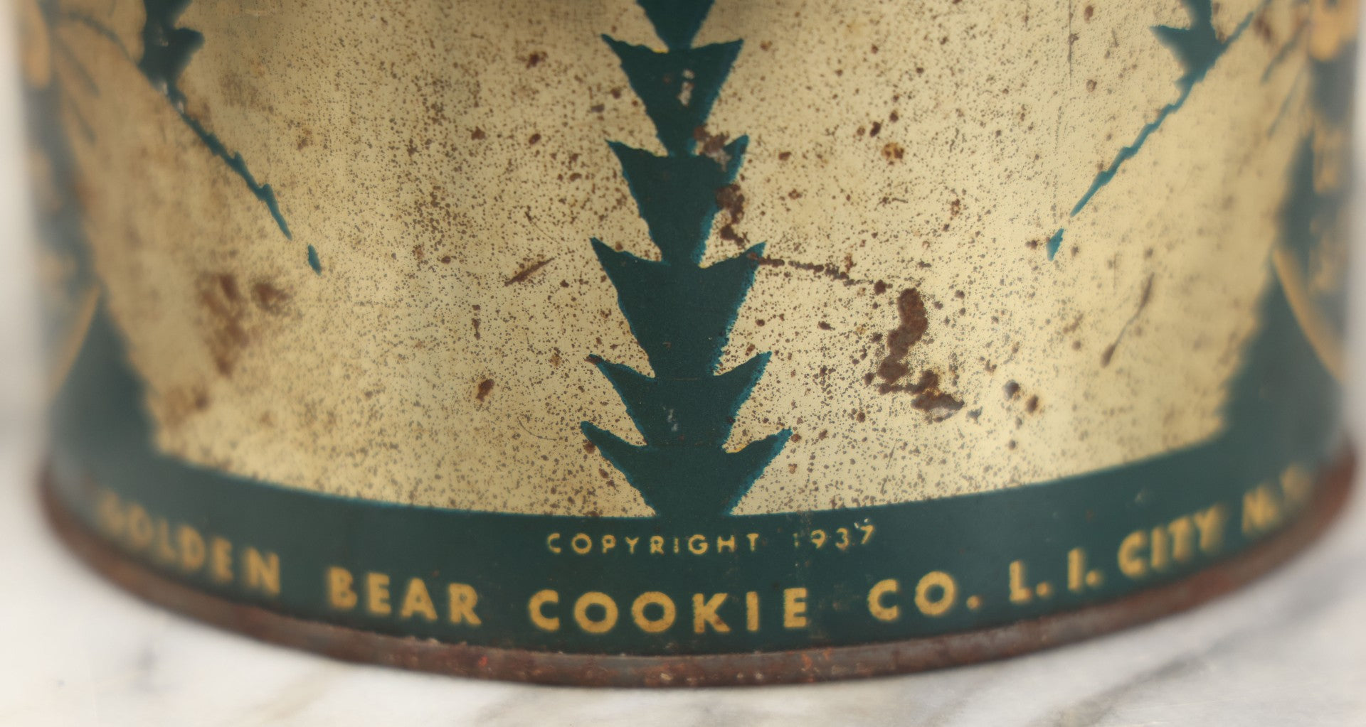 Lot 218 - Vintage Golden Bear Cookies 16 Oz Advertising Tin, Copyright 1937, Golden Bear Cookie Co., Long Island City, New York