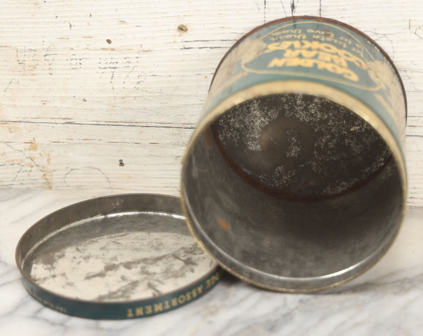 Lot 218 - Vintage Golden Bear Cookies 16 Oz Advertising Tin, Copyright 1937, Golden Bear Cookie Co., Long Island City, New York