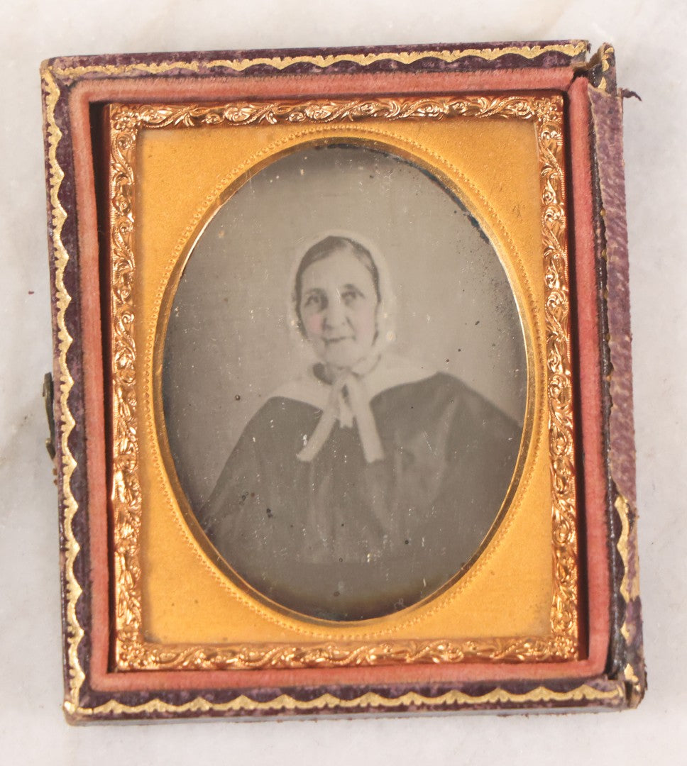 Lot 031 - Antique 1/6th Plate Daguerreotype Photograph Of An Elderly Woman In A White Bonnet In A Half Leatherette Union Case