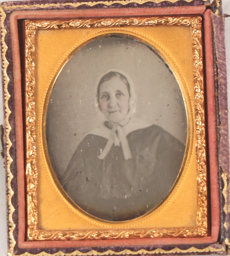 Lot 031 - Antique 1/6th Plate Daguerreotype Photograph Of An Elderly Woman In A White Bonnet In A Half Leatherette Union Case