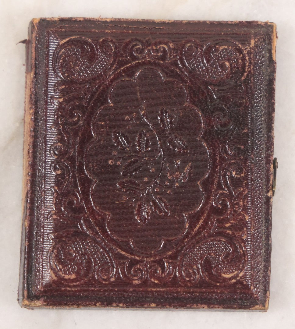 Lot 031 - Antique 1/6th Plate Daguerreotype Photograph Of An Elderly Woman In A White Bonnet In A Half Leatherette Union Case