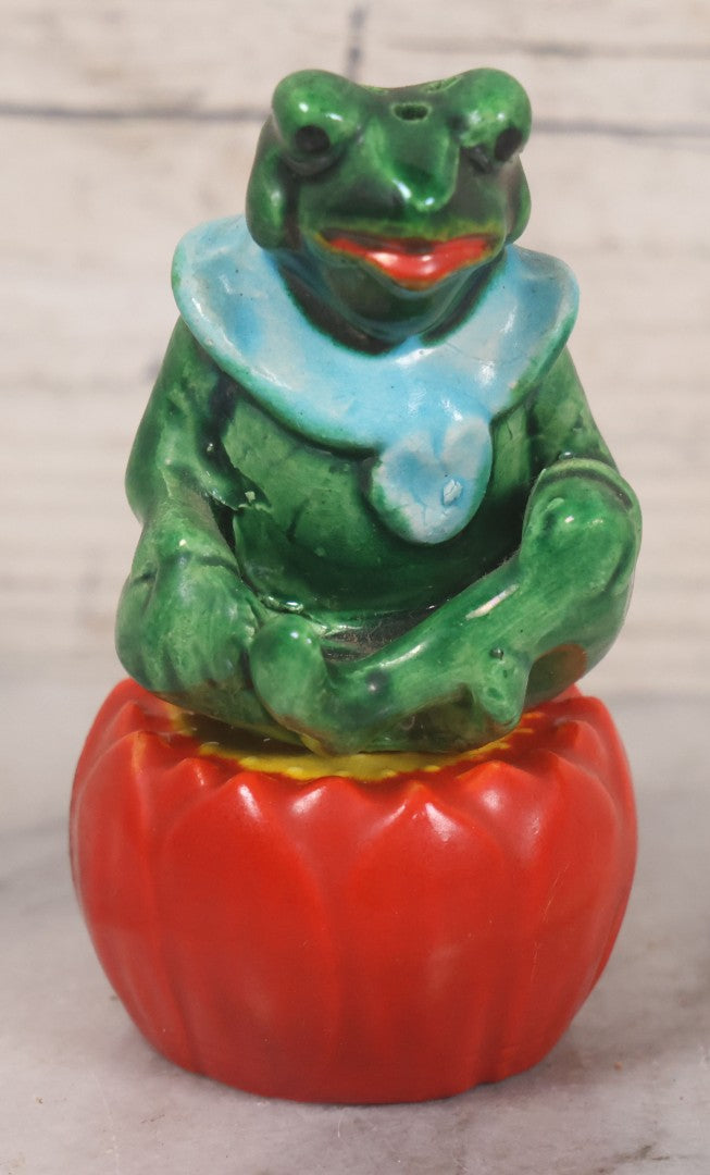 Lot 042 - Vintage Anthropomorphic Frog Sitting Cross Legged On Lily Pad Figural Salt And Pepper Shaker Pair, Made In Japan, 3-3/8" Height