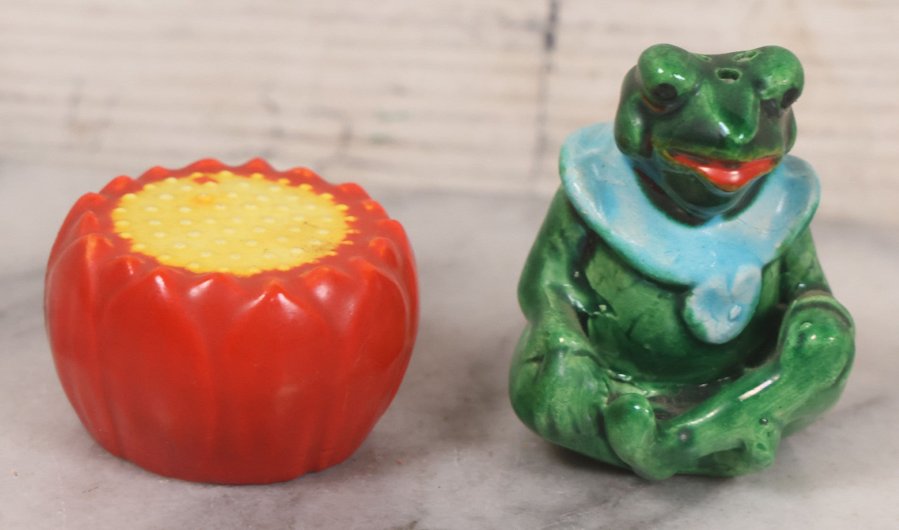 Lot 042 - Vintage Anthropomorphic Frog Sitting Cross Legged On Lily Pad Figural Salt And Pepper Shaker Pair, Made In Japan, 3-3/8" Height