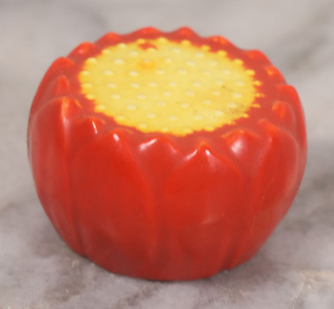 Lot 042 - Vintage Anthropomorphic Frog Sitting Cross Legged On Lily Pad Figural Salt And Pepper Shaker Pair, Made In Japan, 3-3/8" Height