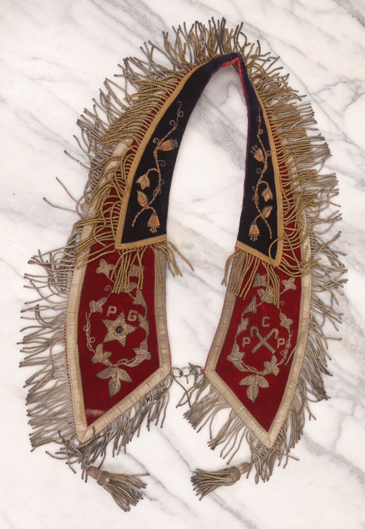 Lot 052 - Antique Odd Fellows I.O.O.F. Fraternal Sash Collar With P.G. (Past Grand) & P.C.P. (Past Chief Patriarch) Lettering, Red & Purple Velvet, Gold Toned Metal Embroidery, Fringe, Diamond Stitch Red Lining, By Ward Stilson Co., Anderson, Indiana 