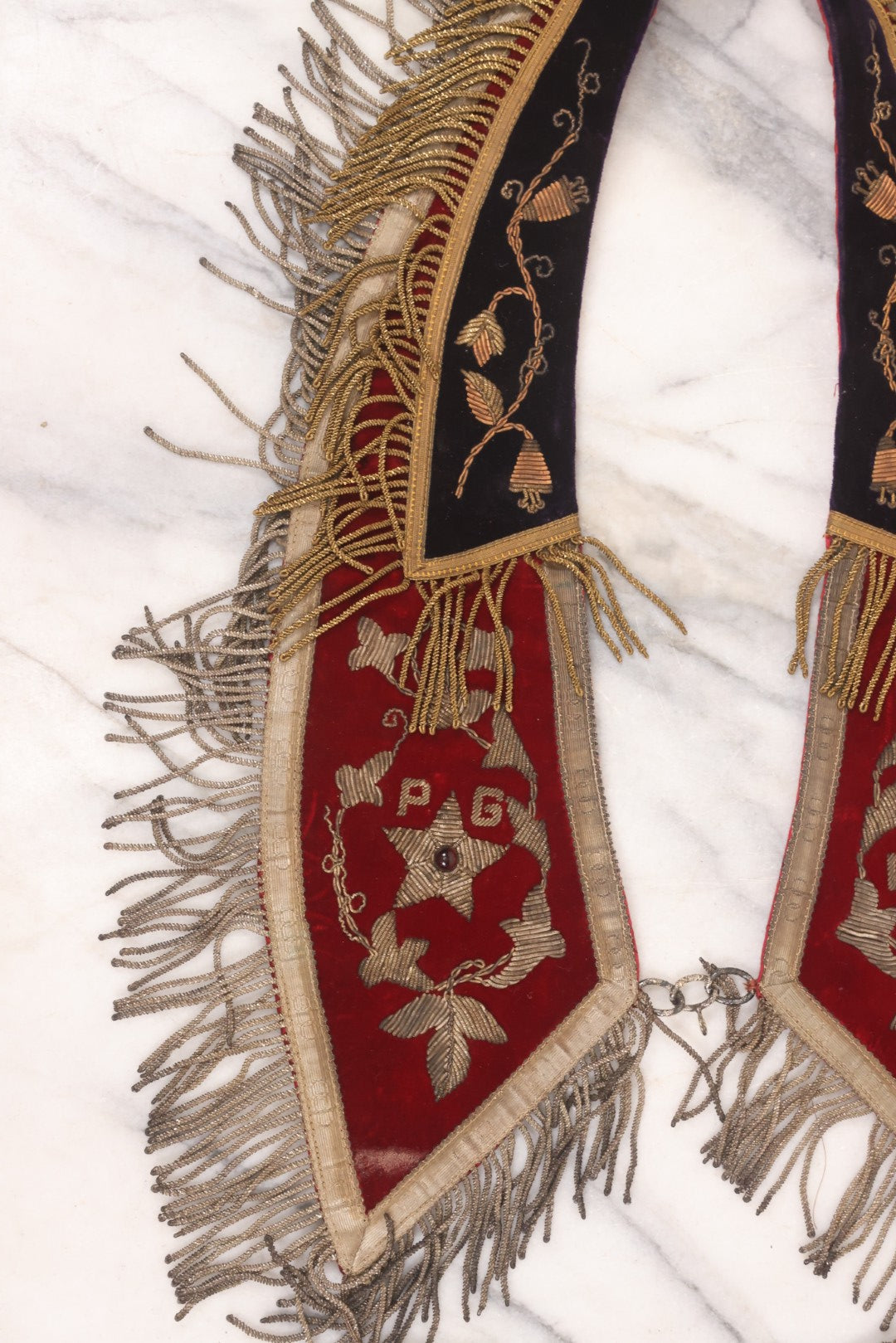 Lot 052 - Antique Odd Fellows I.O.O.F. Fraternal Sash Collar With P.G. (Past Grand) & P.C.P. (Past Chief Patriarch) Lettering, Red & Purple Velvet, Gold Toned Metal Embroidery, Fringe, Diamond Stitch Red Lining, By Ward Stilson Co., Anderson, Indiana 