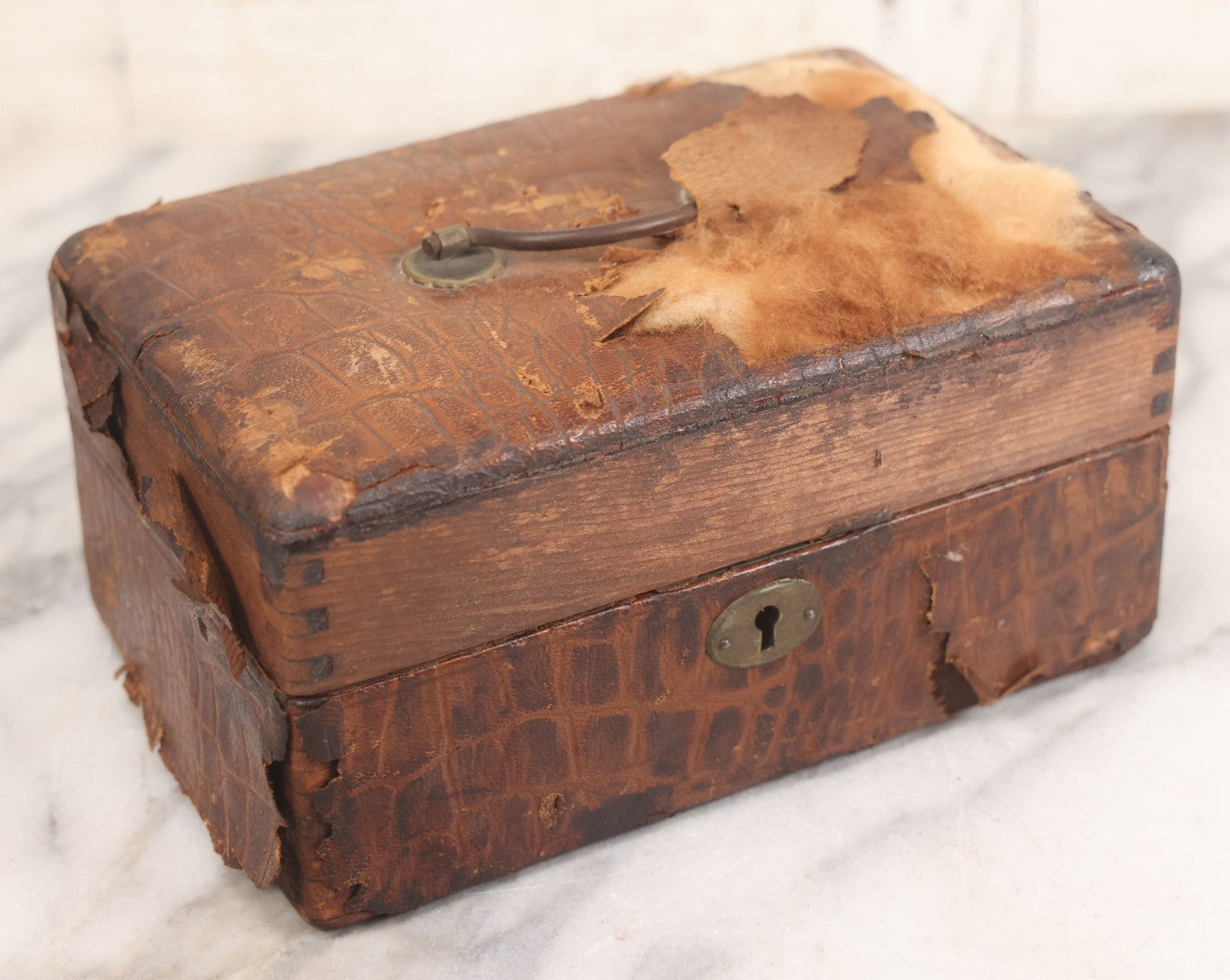 Lot 006 - Antique Traveling Apothecary Box Kit With Key, 24-Section Interior With 22 Bottles And 4 Smaller Bottles, Including Belladonna, Nux Vomica, Chamomilla, Arsenicum, And Tartarus Emeticus, Boericke & Tafel Homeopathic Pharmacy, New York & Chicago