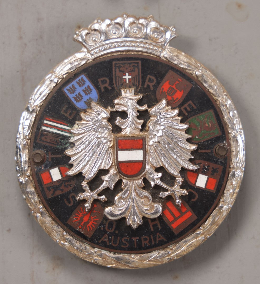 Lot 033 - Vintage Custom Cut Wooden Plaque With Five Metal Car Club Badges Including United States Flag, Austria Österreich, Shriners, A.D.A.C. 1928 Baden Sporttage, And Österreichischen Automobil-Club, 5-1/2" x 20-1/4"