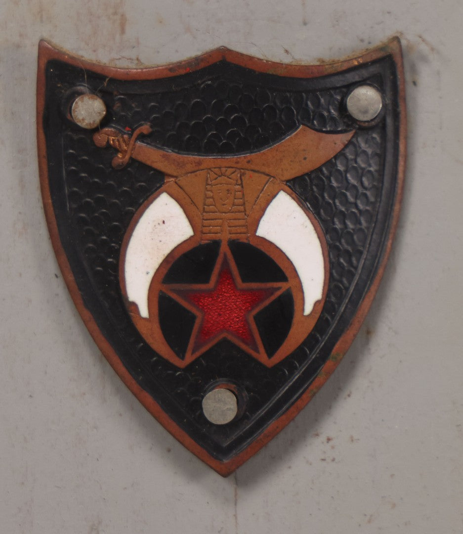 Lot 033 - Vintage Custom Cut Wooden Plaque With Five Metal Car Club Badges Including United States Flag, Austria Österreich, Shriners, A.D.A.C. 1928 Baden Sporttage, And Österreichischen Automobil-Club, 5-1/2" x 20-1/4"