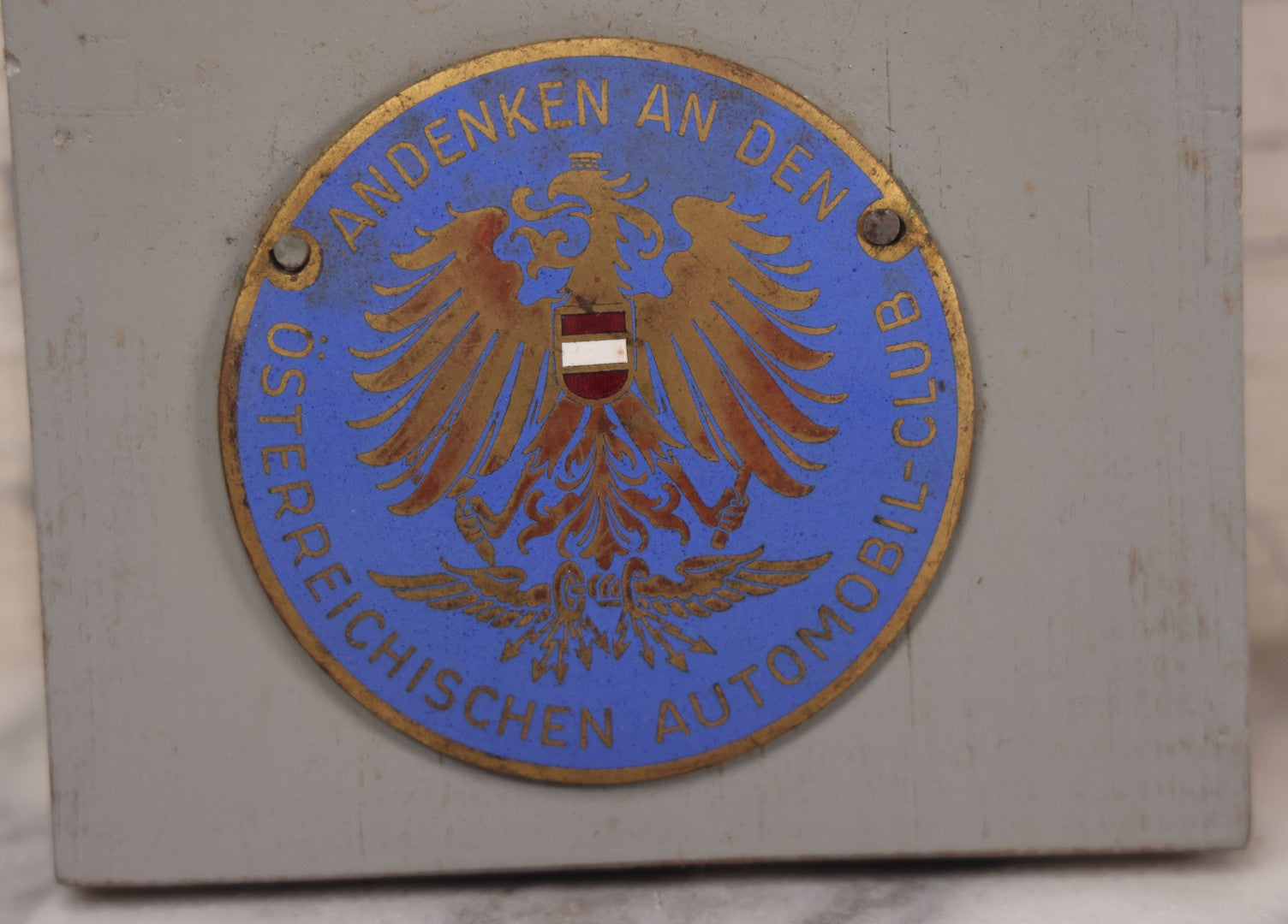 Lot 033 - Vintage Custom Cut Wooden Plaque With Five Metal Car Club Badges Including United States Flag, Austria Österreich, Shriners, A.D.A.C. 1928 Baden Sporttage, And Österreichischen Automobil-Club, 5-1/2" x 20-1/4"