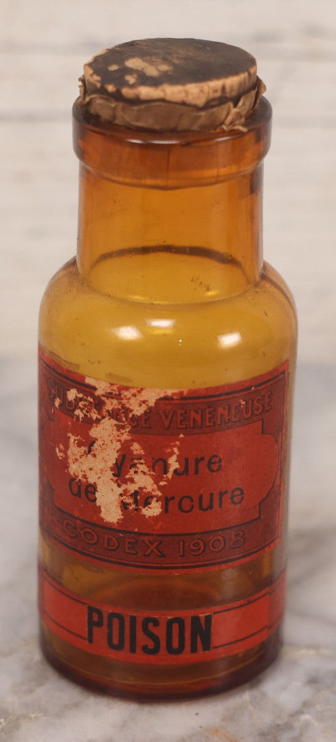 Lot 074 - Grouping Of Five Antique Amber Glass Bottles Including Digitalis From Eli Lilly & Co., Indianapolis, Phytolacca From Parke, Davis & Co., Detroit, De Mercure Codex 1908, And Kola From Eli Lilly & Co., And Others