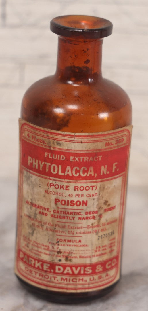 Lot 074 - Grouping Of Five Antique Amber Glass Bottles Including Digitalis From Eli Lilly & Co., Indianapolis, Phytolacca From Parke, Davis & Co., Detroit, De Mercure Codex 1908, And Kola From Eli Lilly & Co., And Others