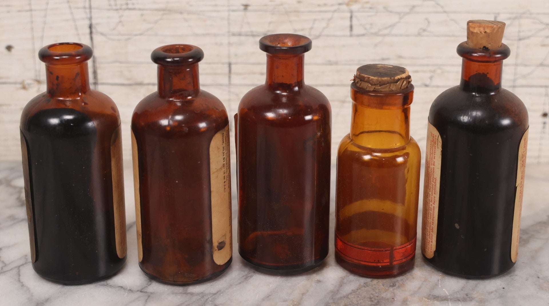 Lot 074 - Grouping Of Five Antique Amber Glass Bottles Including Digitalis From Eli Lilly & Co., Indianapolis, Phytolacca From Parke, Davis & Co., Detroit, De Mercure Codex 1908, And Kola From Eli Lilly & Co., And Others