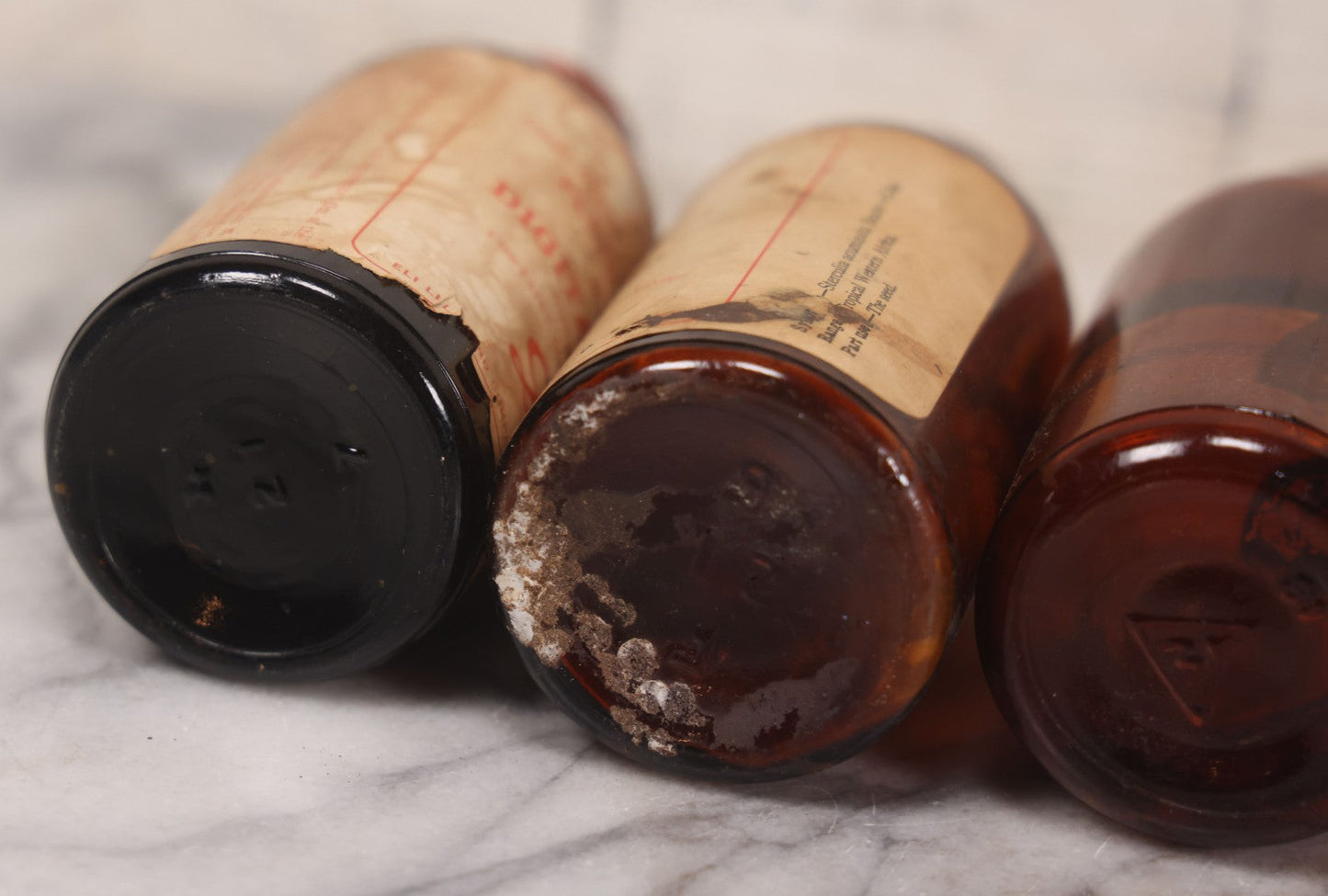 Lot 074 - Grouping Of Five Antique Amber Glass Bottles Including Digitalis From Eli Lilly & Co., Indianapolis, Phytolacca From Parke, Davis & Co., Detroit, De Mercure Codex 1908, And Kola From Eli Lilly & Co., And Others