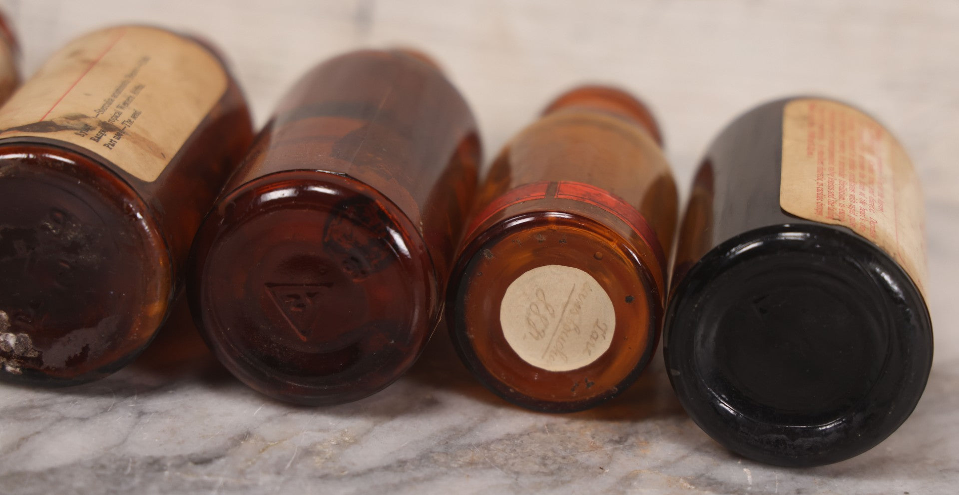 Lot 074 - Grouping Of Five Antique Amber Glass Bottles Including Digitalis From Eli Lilly & Co., Indianapolis, Phytolacca From Parke, Davis & Co., Detroit, De Mercure Codex 1908, And Kola From Eli Lilly & Co., And Others