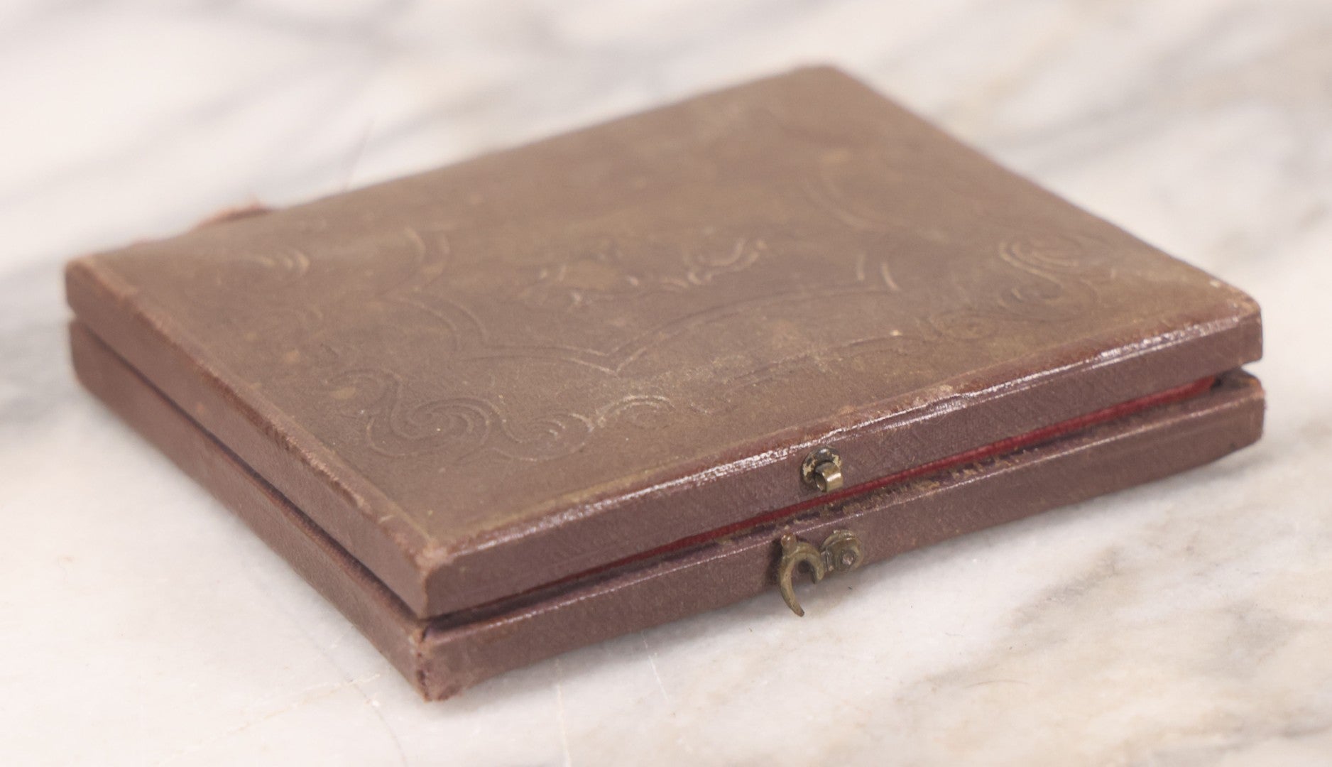 Lot 093 - Antique 1/6th Plate Daguerreotype Photograph Of Couple In Full Leatherette Case, Gold Painted Border, Faded Red Cushion, Anthony, Clark & Co. Label On Verso, Note Damage To Case