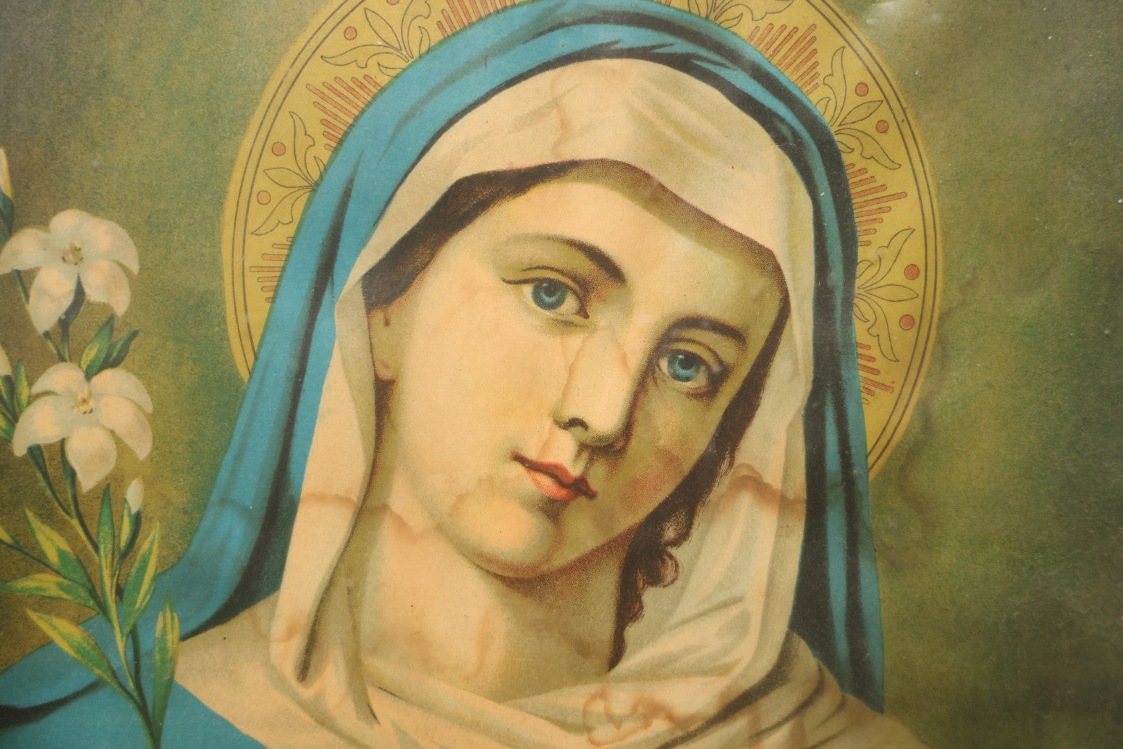 Lot 004 - Pair Of Antique Religious Devotional Chromolithograph Prints Depicting The Immaculate Heart Of The Mary And Jesus Christ, In Matching Gesso Frames, 22-3/4" x 26-5/8" Each