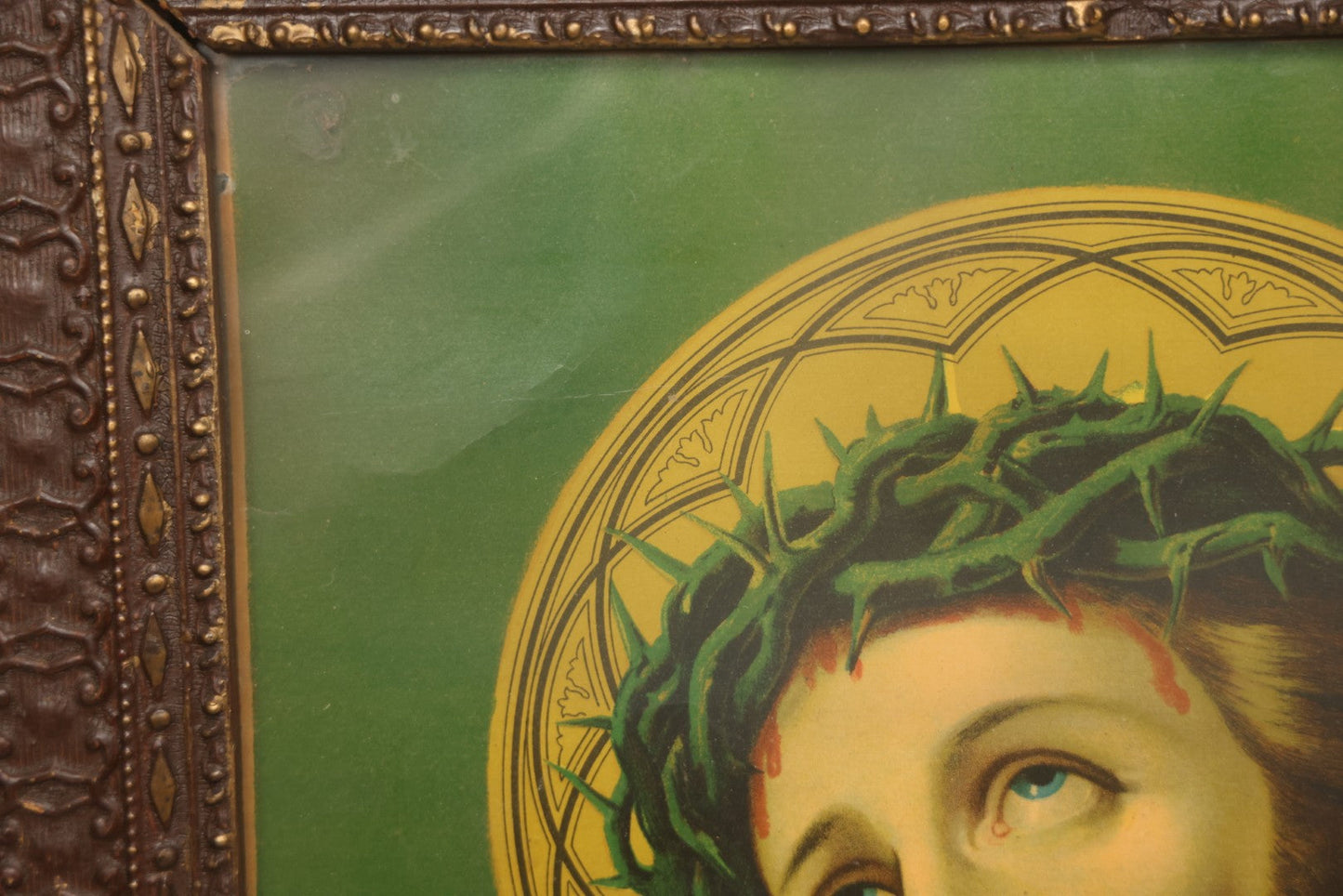 Lot 004 - Pair Of Antique Religious Devotional Chromolithograph Prints Depicting The Immaculate Heart Of The Mary And Jesus Christ, In Matching Gesso Frames, 22-3/4" x 26-5/8" Each