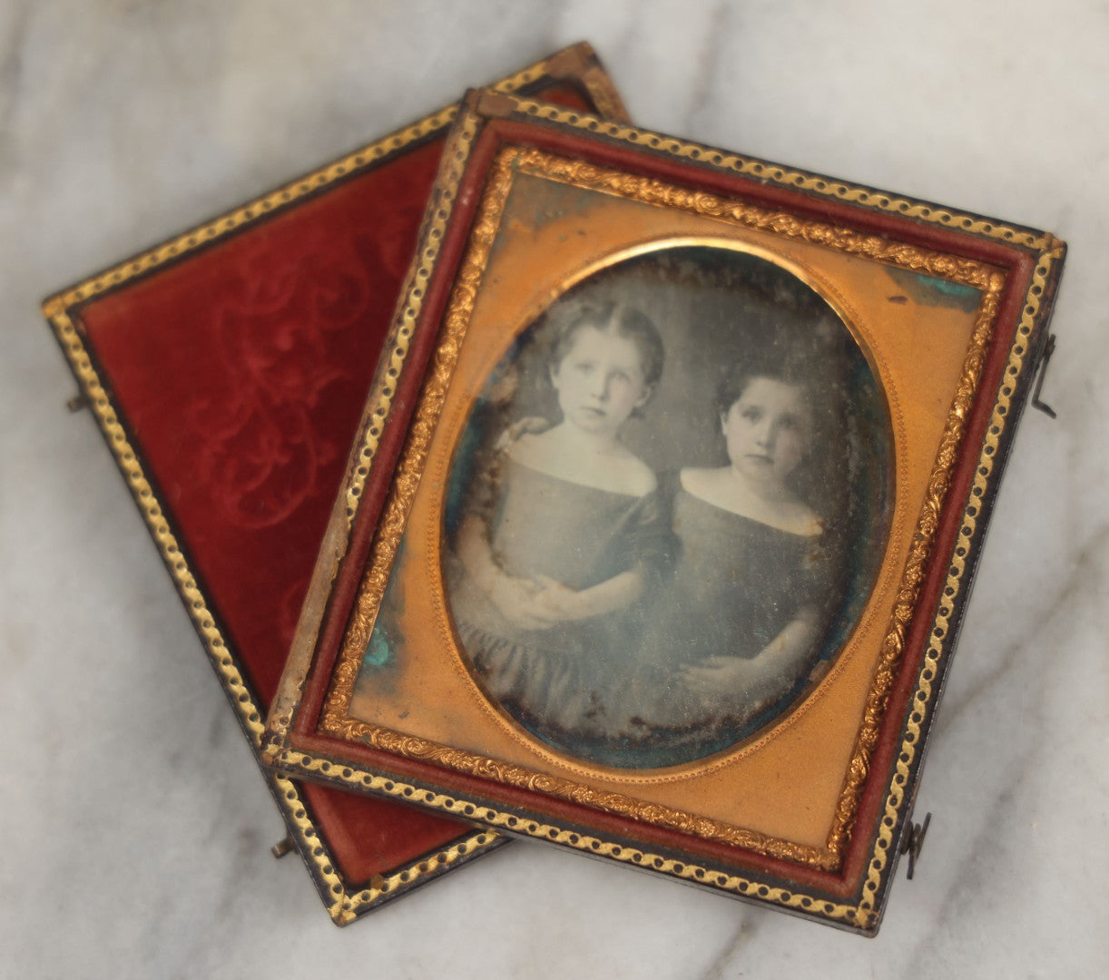 Lot 016 - Antique 1/6th Plate Daguerreotype Photograph Of The Edwards Twins, Ella nd Emma, Born 1851, In Full Split Leatherette Union Case