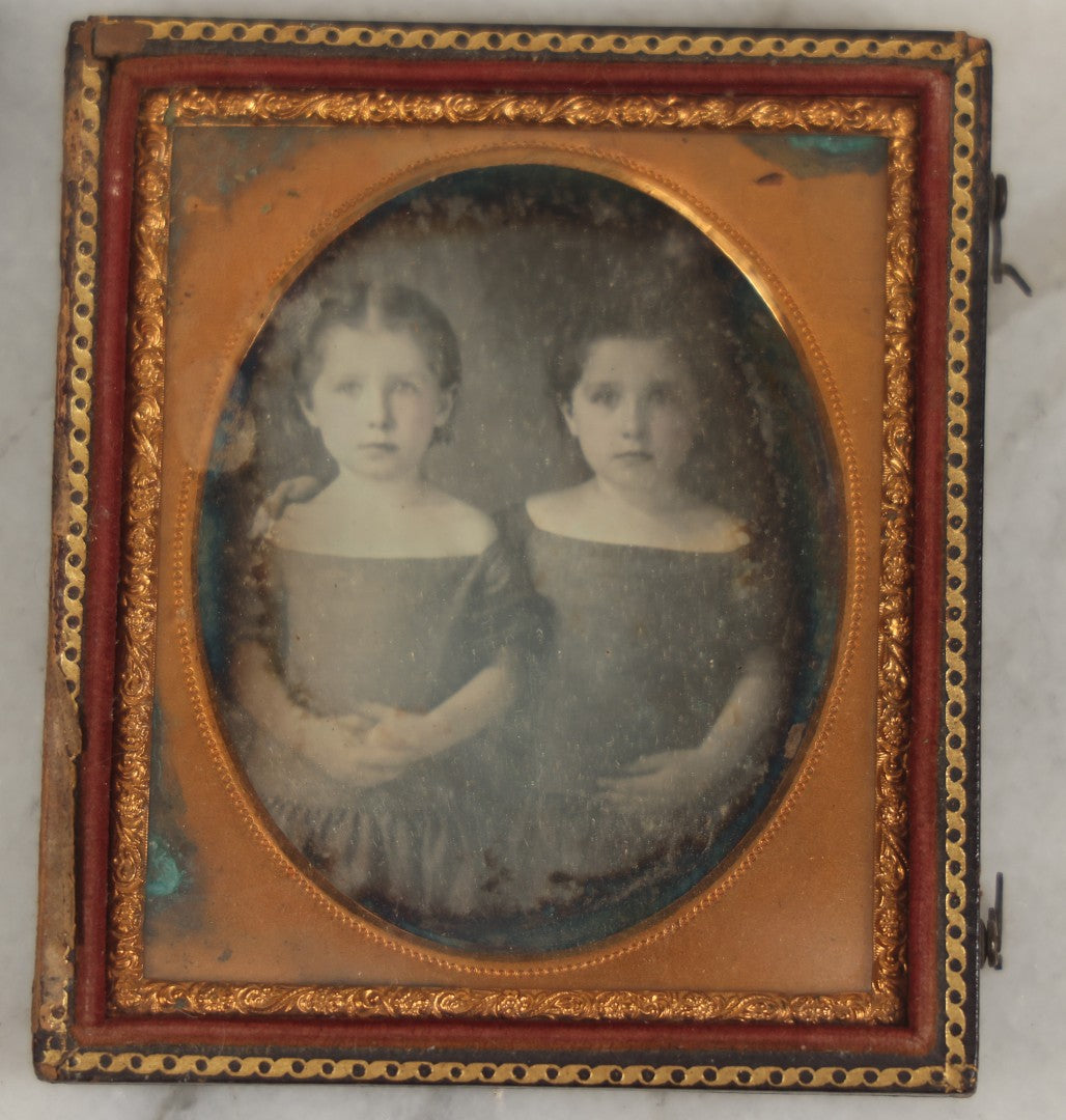 Lot 016 - Antique 1/6th Plate Daguerreotype Photograph Of The Edwards Twins, Ella nd Emma, Born 1851, In Full Split Leatherette Union Case