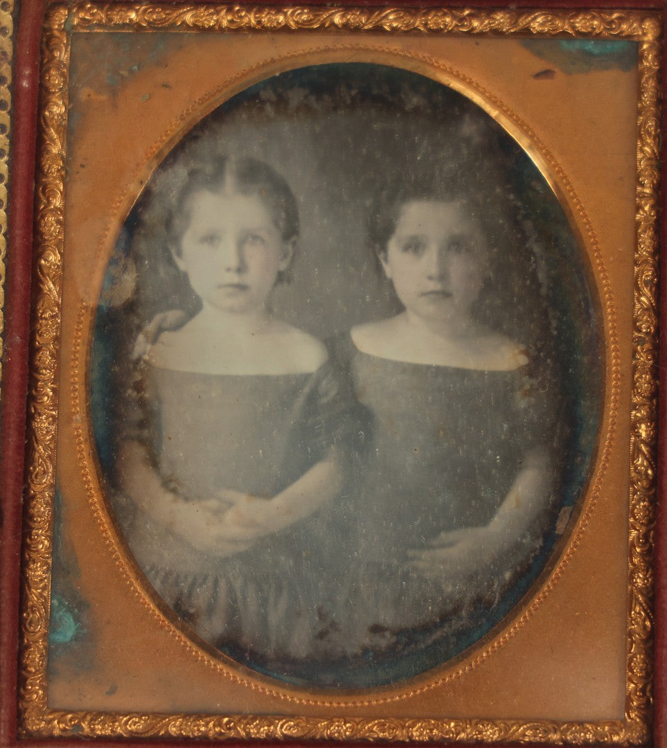 Lot 016 - Antique 1/6th Plate Daguerreotype Photograph Of The Edwards Twins, Ella nd Emma, Born 1851, In Full Split Leatherette Union Case