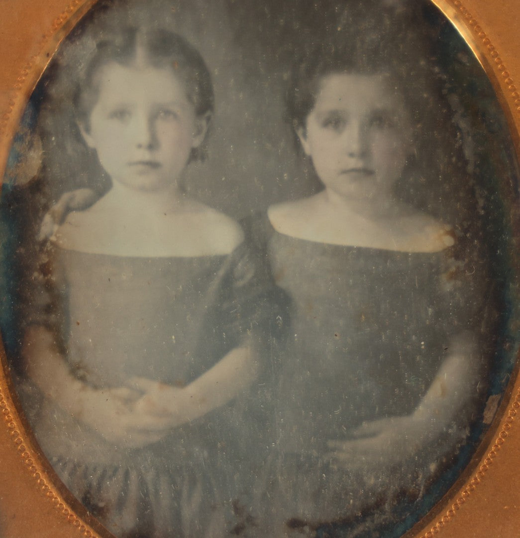Lot 016 - Antique 1/6th Plate Daguerreotype Photograph Of The Edwards Twins, Ella nd Emma, Born 1851, In Full Split Leatherette Union Case