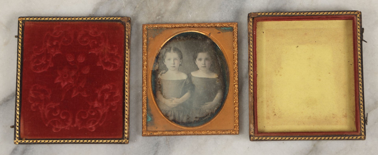 Lot 016 - Antique 1/6th Plate Daguerreotype Photograph Of The Edwards Twins, Ella nd Emma, Born 1851, In Full Split Leatherette Union Case