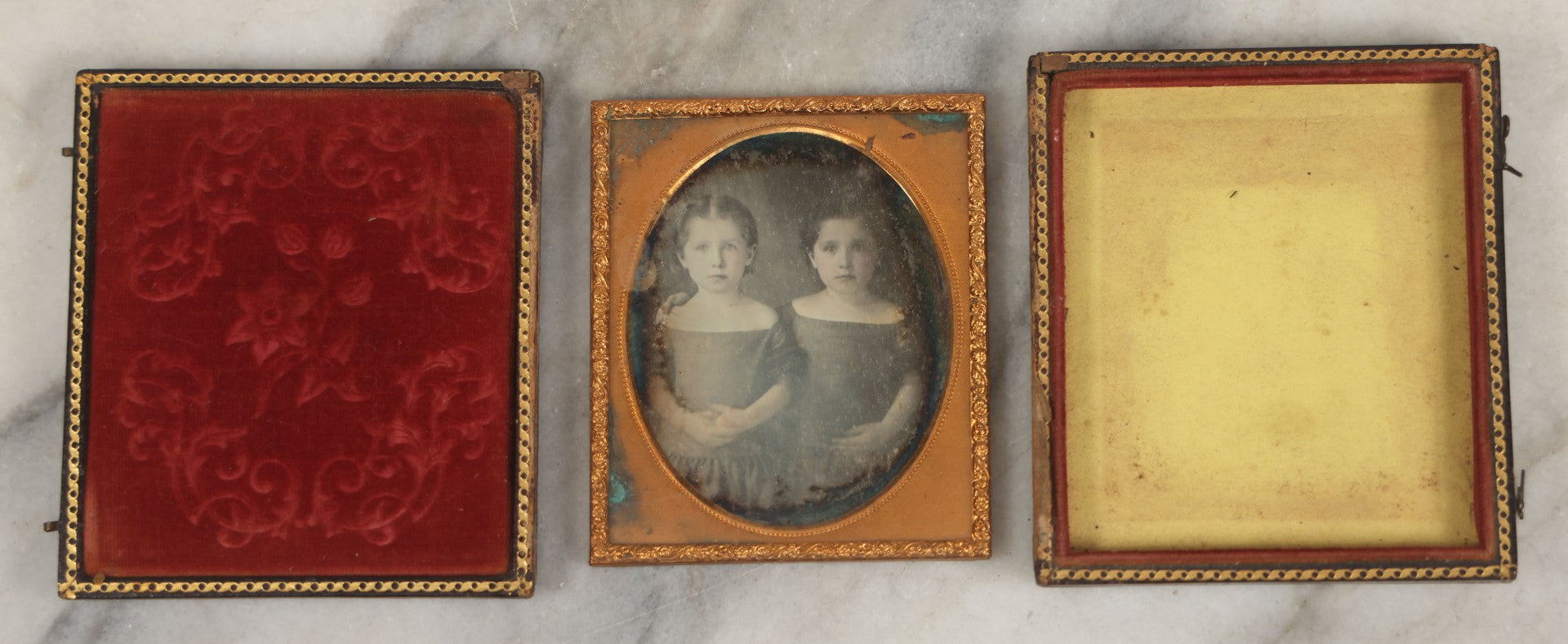 Lot 016 - Antique 1/6th Plate Daguerreotype Photograph Of The Edwards Twins, Ella nd Emma, Born 1851, In Full Split Leatherette Union Case