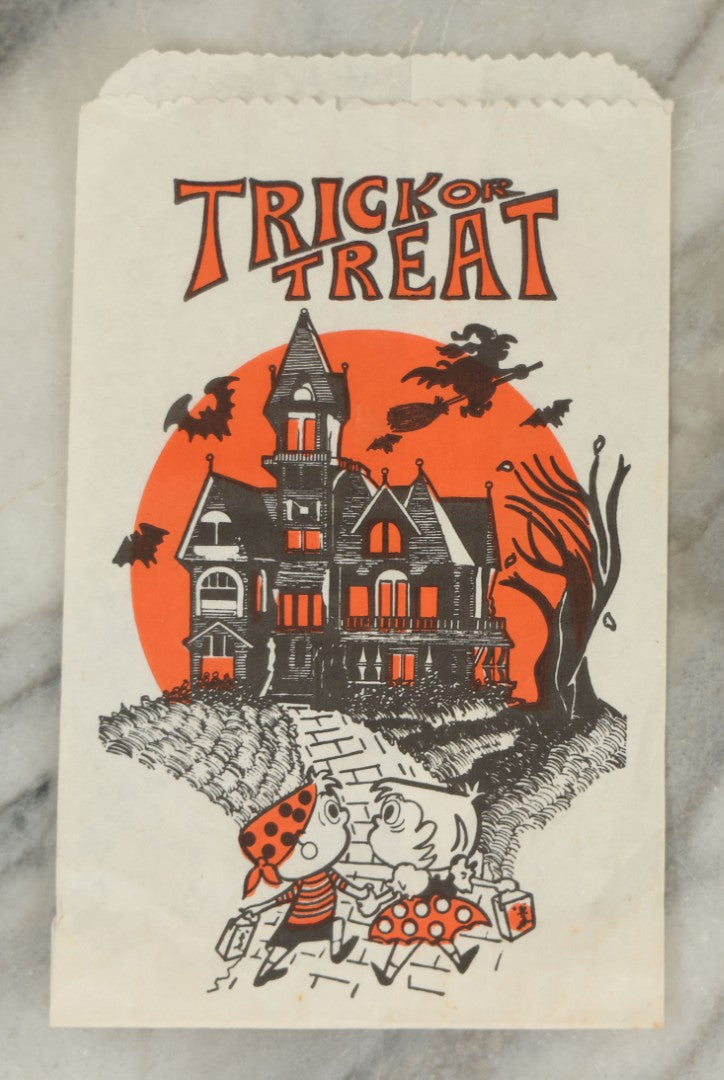 Lot 039 - Grouping Of Five N.O.S. New Old Stock Vintage Halloween Trick-Or-Treat Bags With Haunted House, Ghost With Jack O'Lantern, And Black Cat Designs