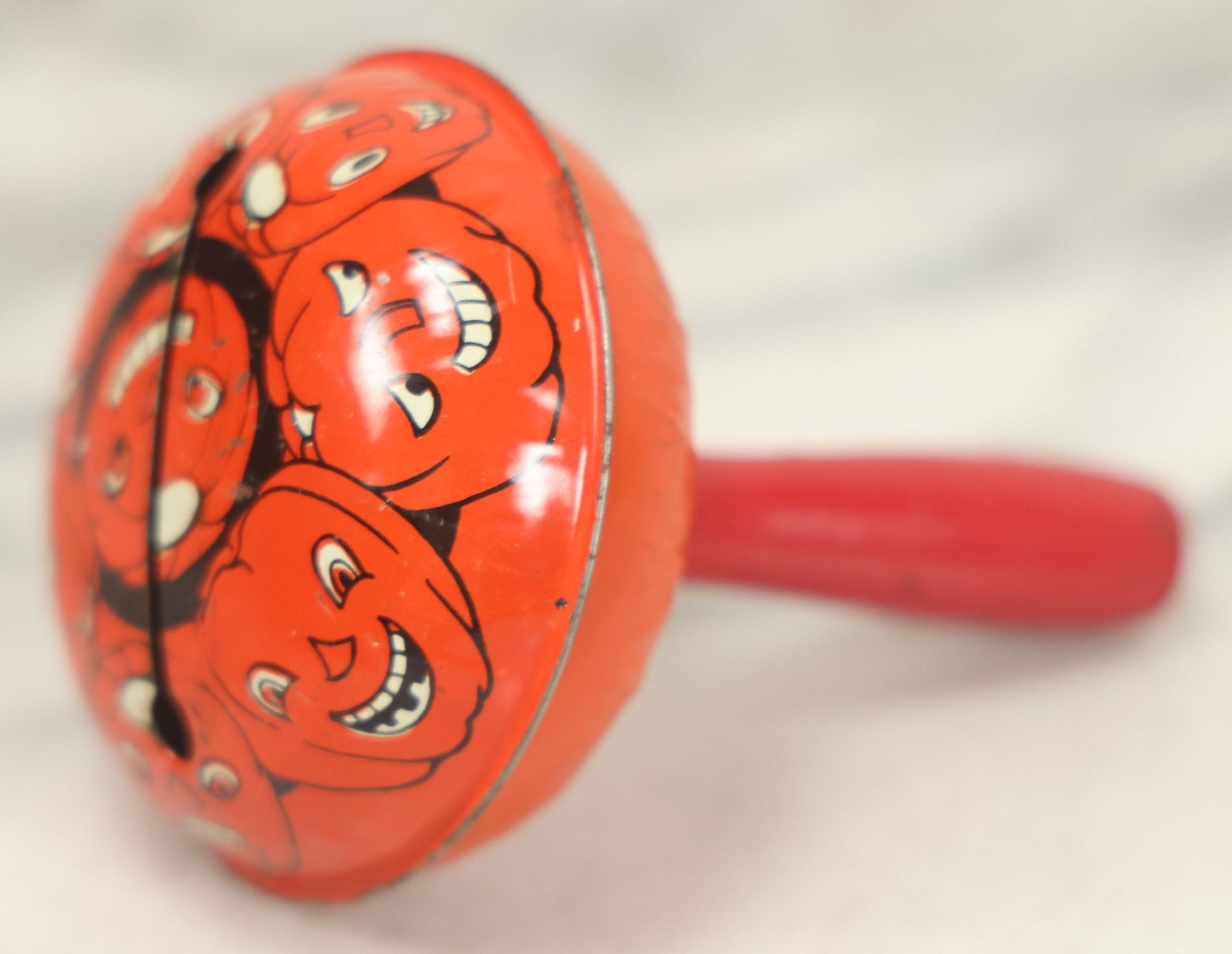 Lot 042 - Vintage Round Tin Lithograph Halloween Rattle Noisemaker With Jack-O'-Lantern Pumpkins Design