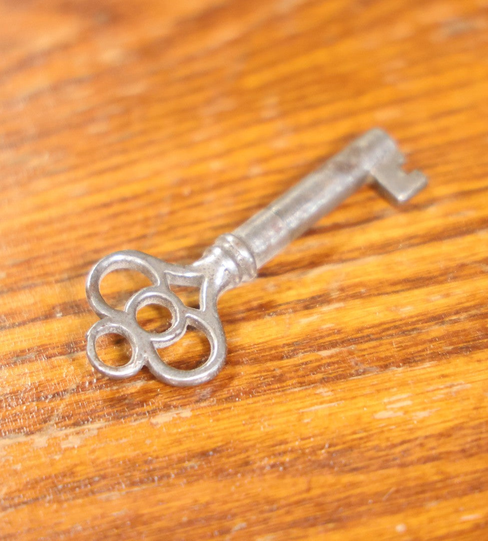 Antique Oak Gentleman's Chest Of Drawers With Hatbox Compartment, Circa Early 20th Century