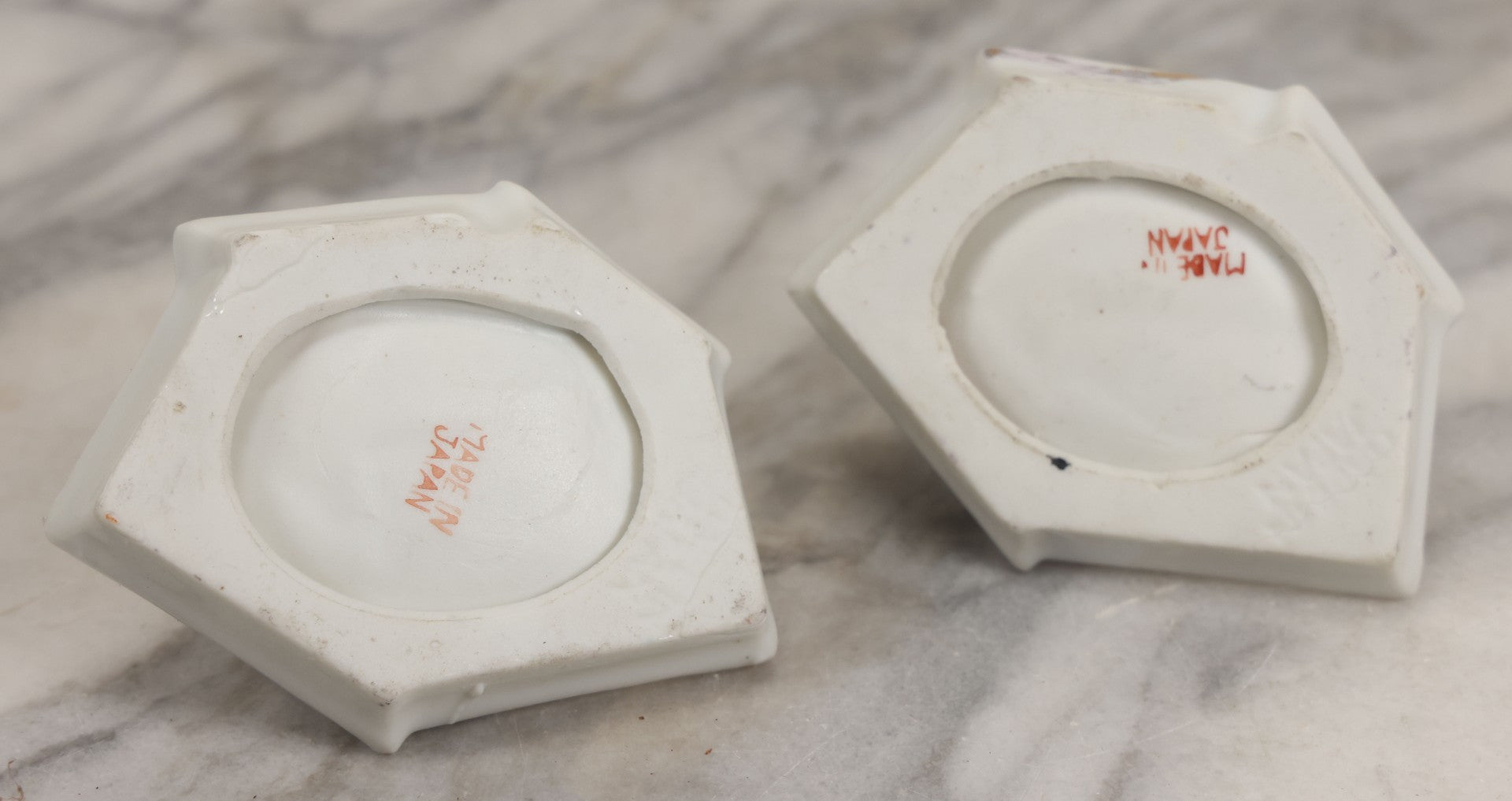 Lot 073 - Pair Of Vintage Ceramic Trinket Dish Ashtrays With Poker Hands And Puppies, Marked Made In Japan, 1-3/8" H Each