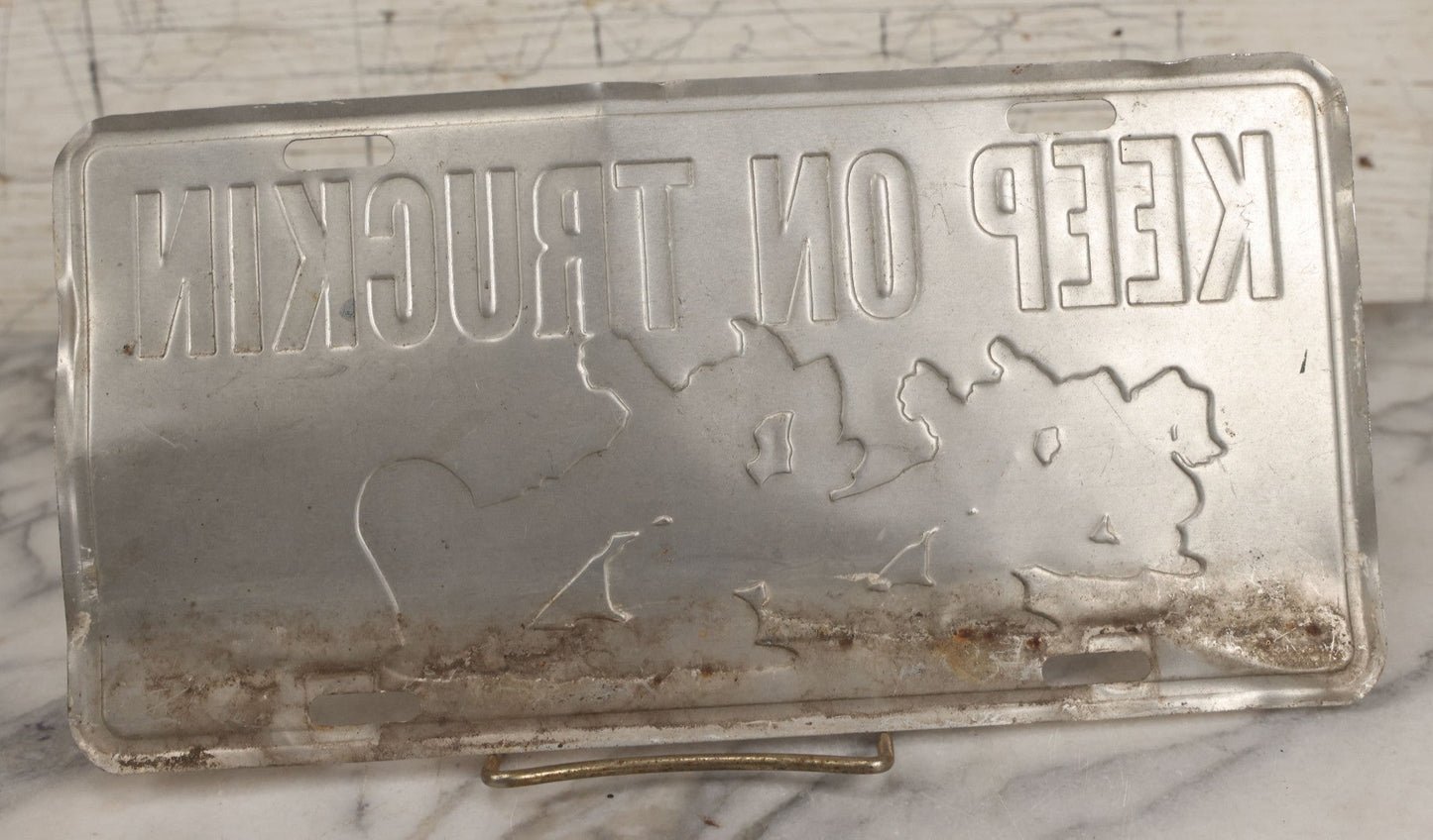 Lot 092 - Vintage “Keep On Truckin” Metal License Plate Nvoelty Sign