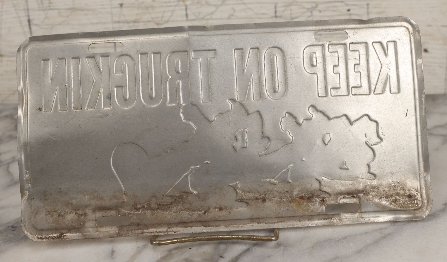 Lot 092 - Vintage “Keep On Truckin” Metal License Plate Nvoelty Sign