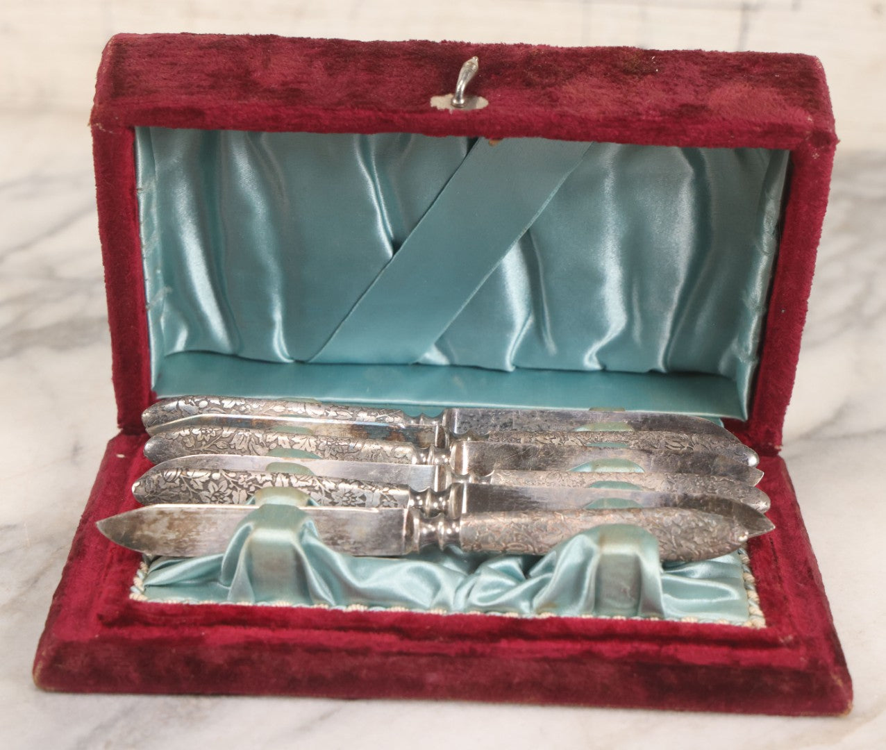 Lot 183 - Antique Six-Piece Rogers Bros. Silverplate Condiment Knife Set In Velvet Box