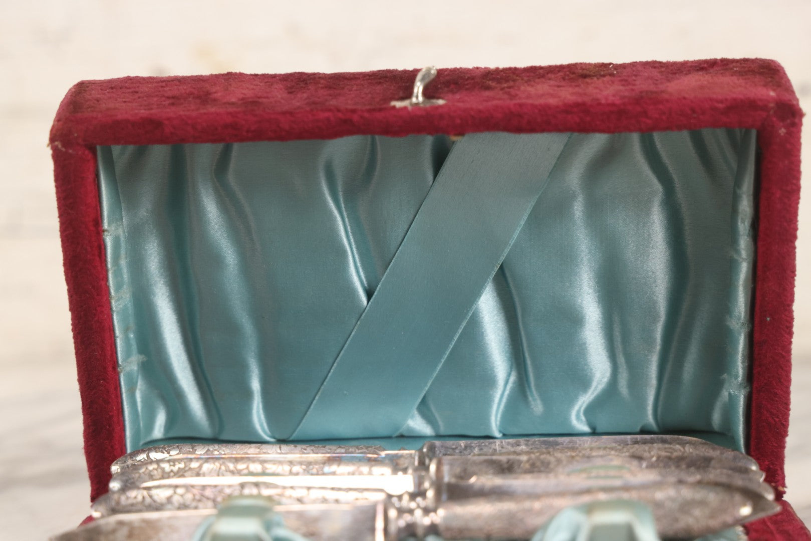 Lot 183 - Antique Six-Piece Rogers Bros. Silverplate Condiment Knife Set In Velvet Box