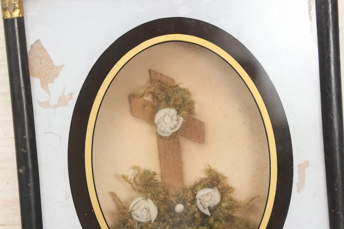 Lot 005 - Antique Shadow Box With Reverse Painted Glass And Seaweed, Shell, And Flower Cross Arrangement, Patented June 22, 1864, 5-1/4" x 6-1/8"