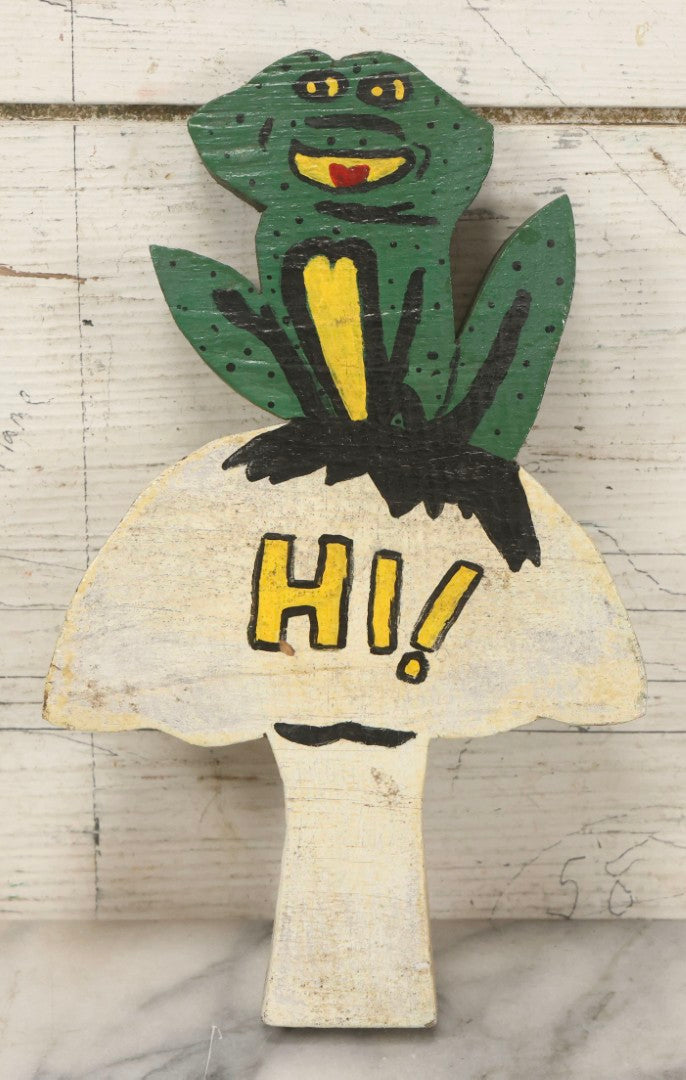 Lot 078 - Vintage Folk Art Scroll Cut Wood Frog On Mushroom With "Hi!" And "Bye" Painted Sides, 9-1/4" H